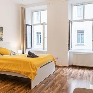  Apartament Peaceful 1br Apt. Near Metro Station Langenfeldg.
